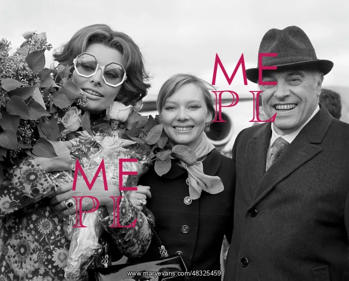 : First night of Sunflowers, 1970 : First night of Sunflowers, 1970