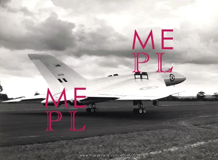: The first prototype Avro Vulcan VX770 landing : The first prototype Avro Vulcan VX770 landing