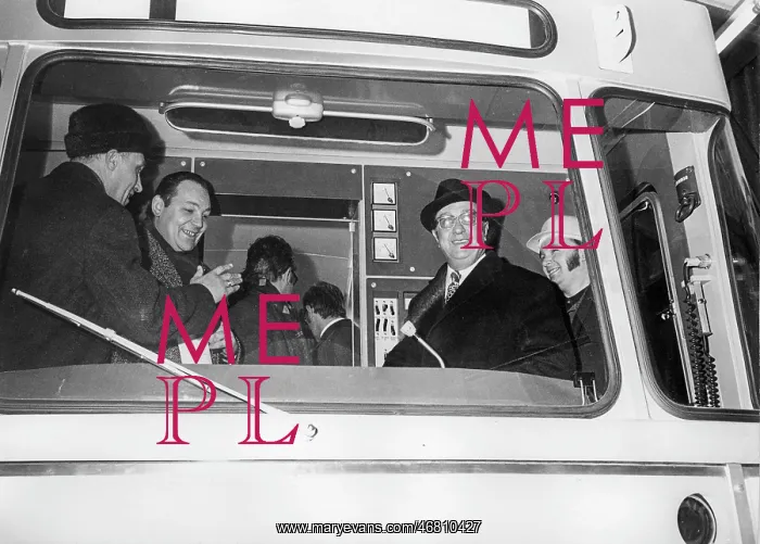 : First test drive of Vienna underground double railcar : First test drive of Vienna underground double railcar