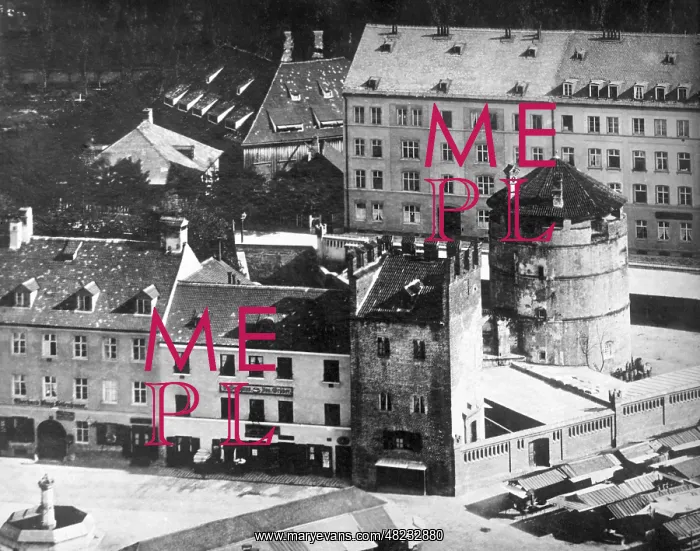 : Fischerturm with Scheibling on Viktualienmarkt in Munich : Fischerturm with Scheibling on Viktualienmarkt in Munich