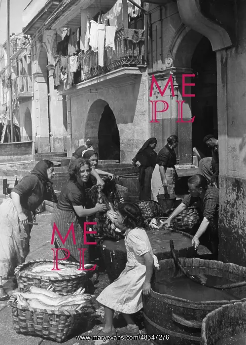 : Fish market in Vigo, 1939 : Fish market in Vigo, 1939