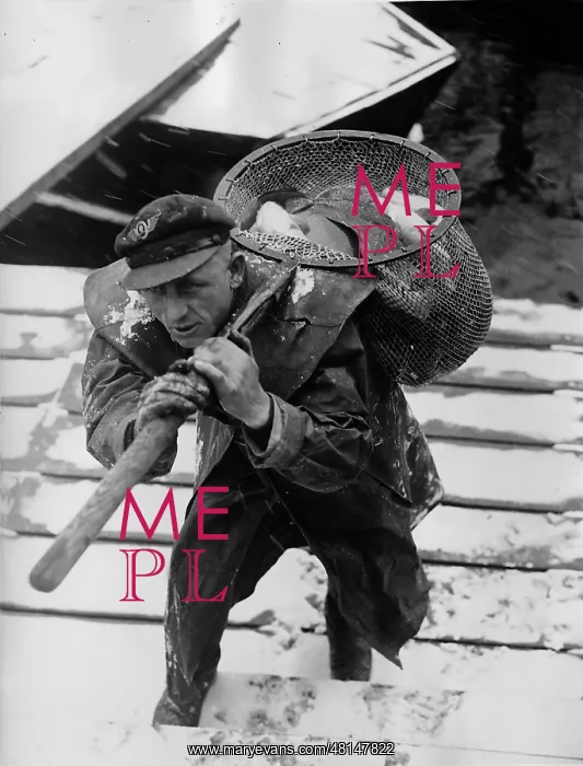 : Fisherman with captives carps, 1938 : Fisherman with captives carps, 1938