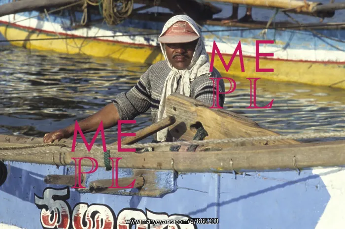 : Fisherman in headscarf, Sri Lanka : Fisherman in headscarf, Sri Lanka