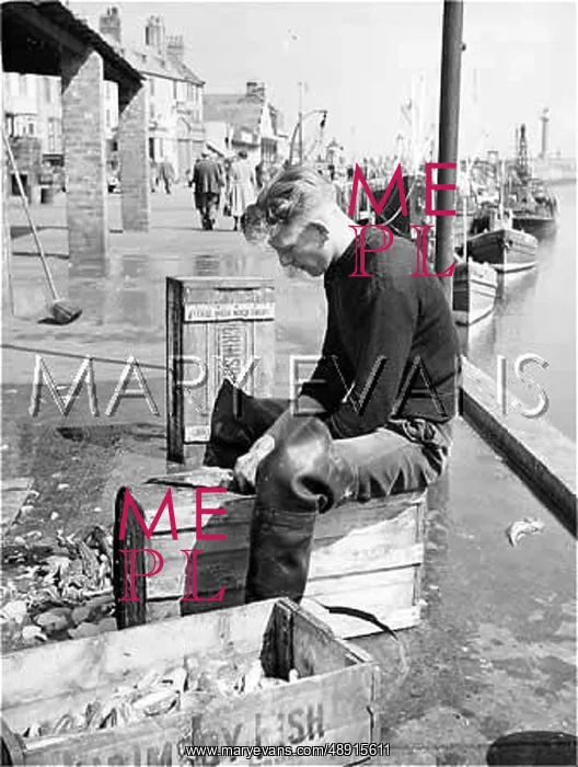 : FISHERMAN PREPARING BAIT : FISHERMAN PREPARING BAIT
