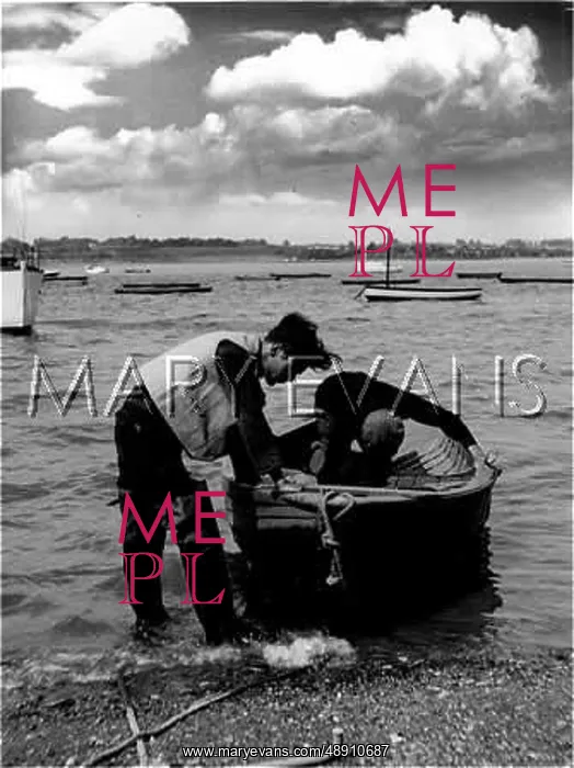 : FISHERMEN CLEANING BOAT : FISHERMEN CLEANING BOAT