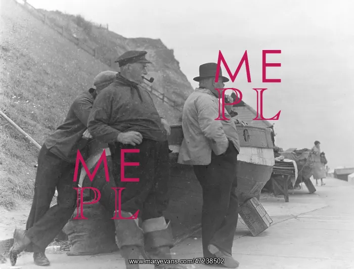 : FISHERMEN AT OVERSTRAND : FISHERMEN AT OVERSTRAND
