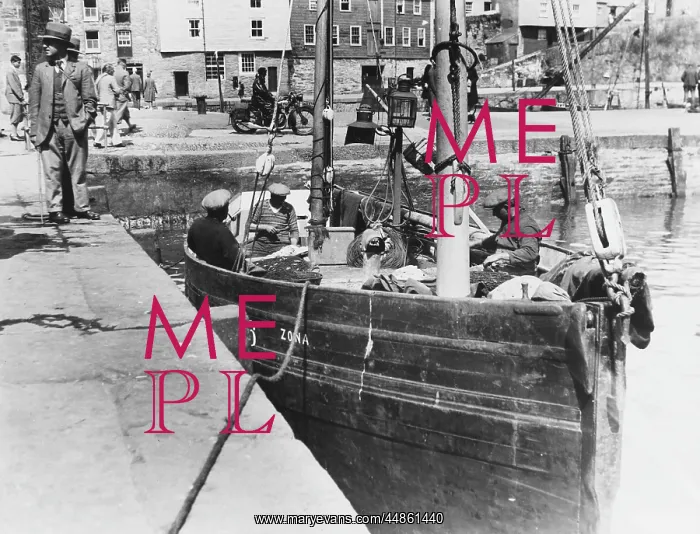 : FISHING VILLAGE 1940S : FISHING VILLAGE 1940S