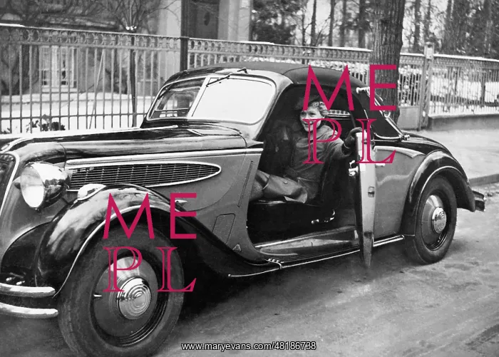 : Fita Benkhoff in the car, 1938 : Fita Benkhoff in the car, 1938