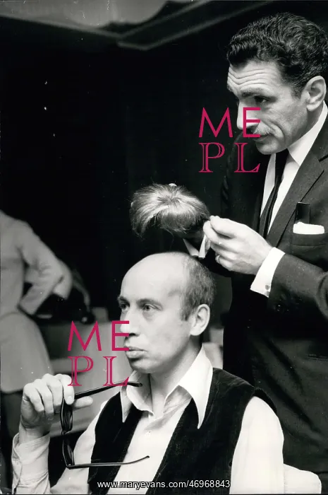 : Fitting a natural-looking toupee : Fitting a natural-looking toupee