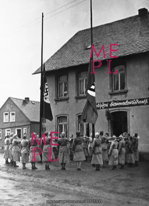 : Flag ceremony at the Women's Labor Service, 1935 : Flag ceremony at the Women's Labor Service, 1935