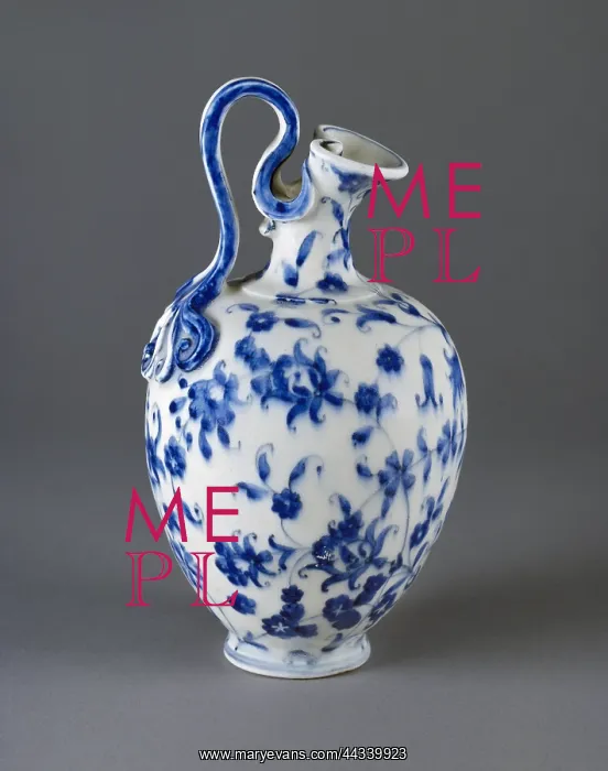 : Flask of imitation porcelain : Flask of imitation porcelain