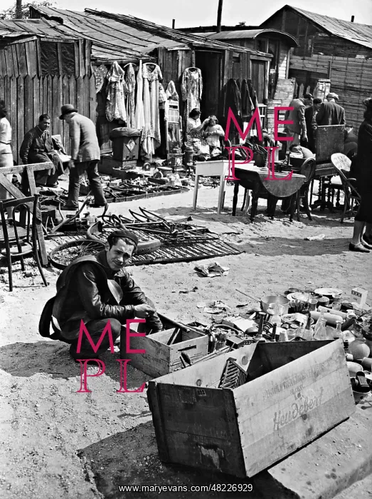 : Flea market in a suburb of Paris : Flea market in a suburb of Paris