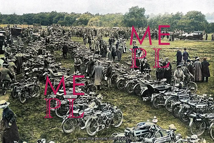 : Fleets of motorcyles at the outbreak of war : Fleets of motorcyles at the outbreak of war