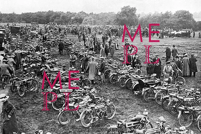 : Fleets of motorcyles at the outbreak of war : Fleets of motorcyles at the outbreak of war