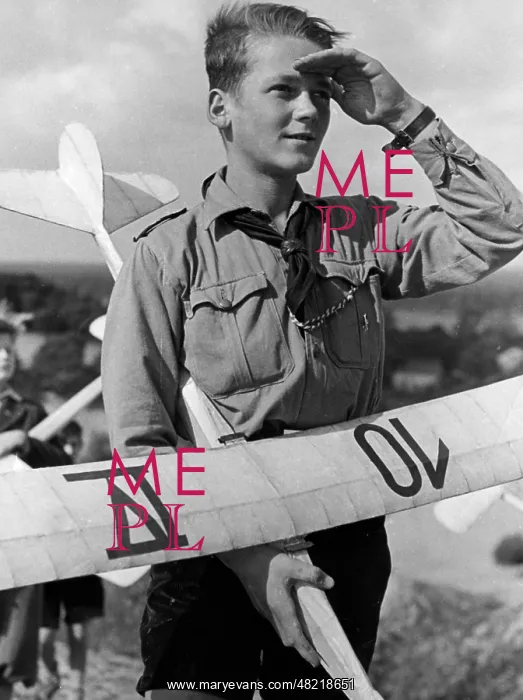 : Flieger-HJ member with model airplane, 1940 : Flieger-HJ member with model airplane, 1940