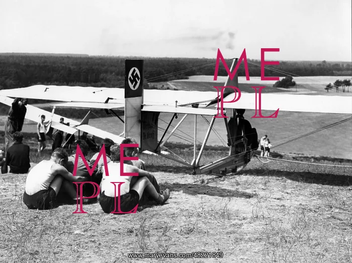 : Flieger-HJ members launch a glider in Perleberg, 1939 : Flieger-HJ members launch a glider in Perleberg, 1939