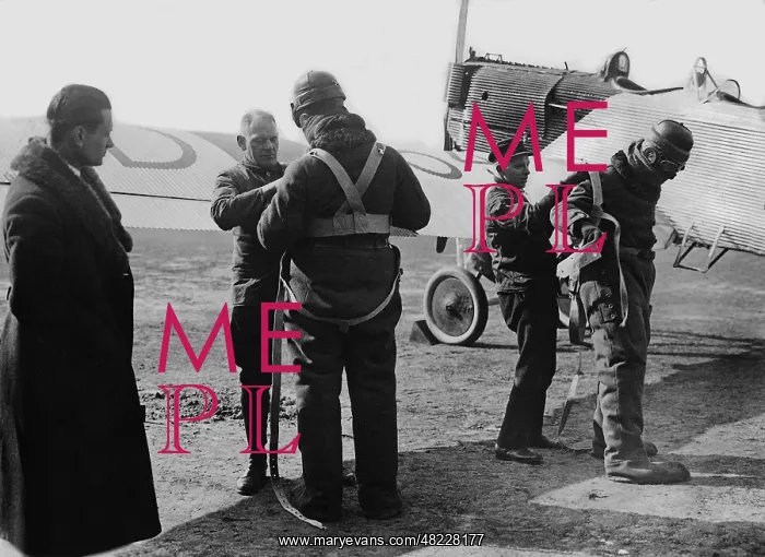 : Flight crew before the takeoff, 1926 : Flight crew before the takeoff, 1926