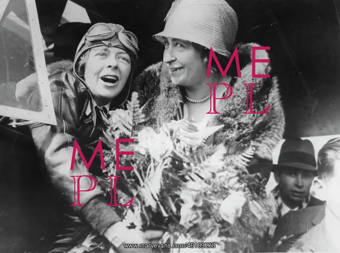 : The flight pilot Elinor Smith (left) : The flight pilot Elinor Smith (left)