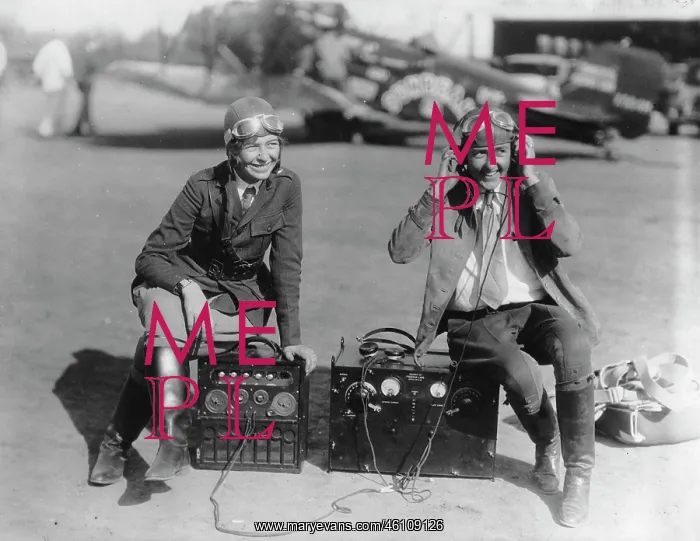 : Flight pilots Elinor Smith (left) and : Flight pilots Elinor Smith (left) and