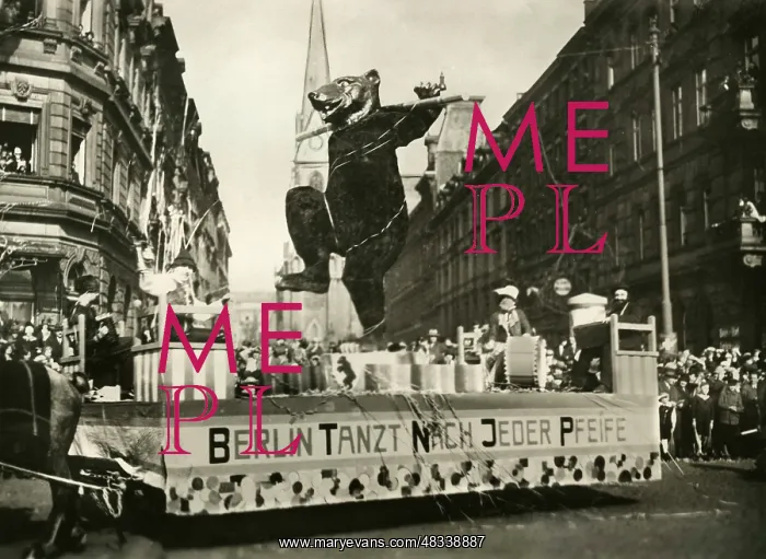 : Float at the carnival parade, 1932 : Float at the carnival parade, 1932