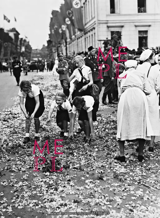: Flower carpet for Adolf Hitler in Berlin, 1940 : Flower carpet for Adolf Hitler in Berlin, 1940