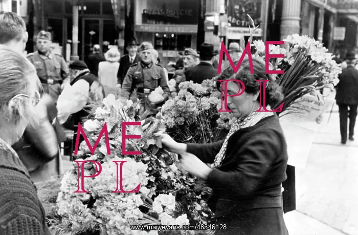 : Flower market in Paris, 1940 : Flower market in Paris, 1940