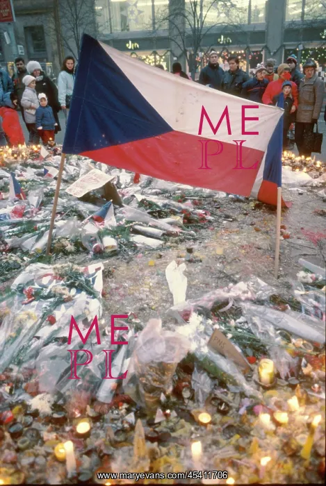: Flowers - flags - candles - Wenceslas Square : Flowers - flags - candles - Wenceslas Square