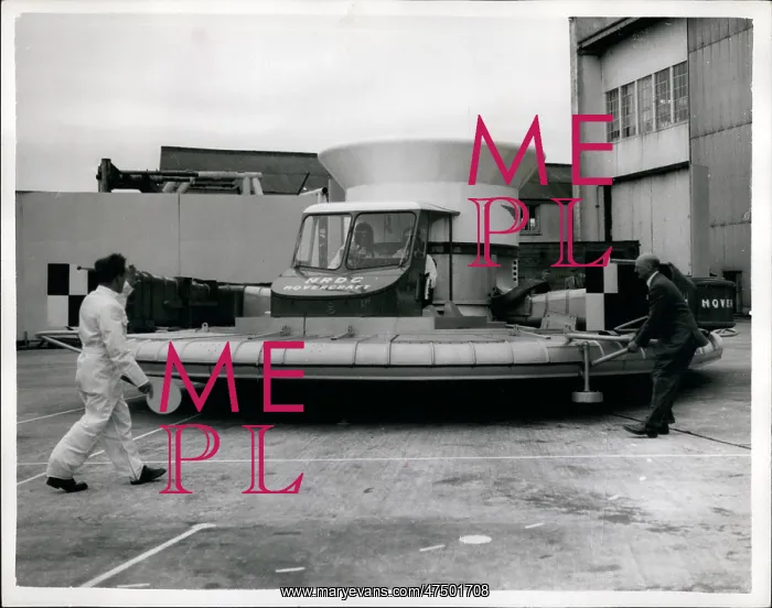 : Flying Saucer hovercraft demonstration, Cowes : Flying Saucer hovercraft demonstration, Cowes