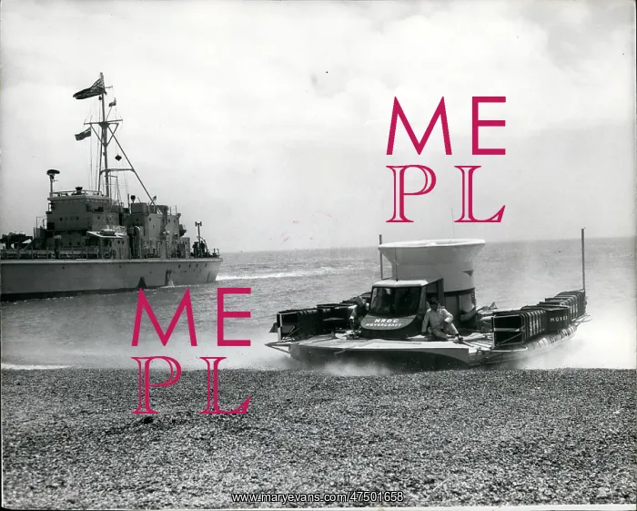 : Flying Saucer hovercraft demonstration, Eastney : Flying Saucer hovercraft demonstration, Eastney