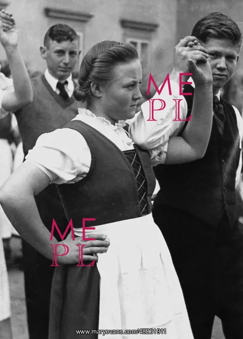 : Folk dance of Bessarabia-Germans in Baumgartenberg, 1941 : Folk dance of Bessarabia-Germans in Baumgartenberg, 1941