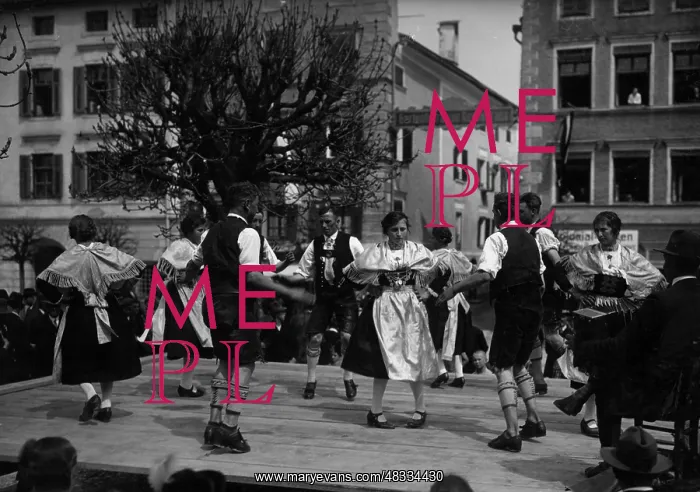 : Folk dance in Tittmoning, 1930 : Folk dance in Tittmoning, 1930