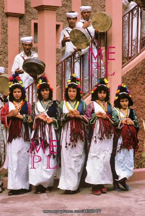 : Folk Dancers and Musicians at the Oasis Marrakesh : Folk Dancers and Musicians at the Oasis Marrakesh
