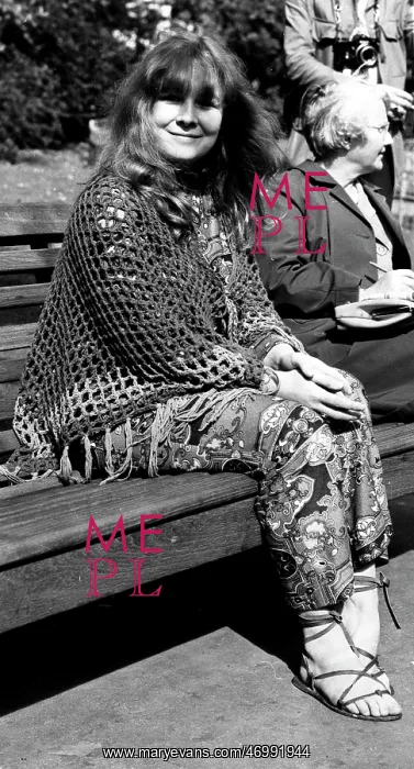 : Folk singer Sandy Denny sitting on a park bench : Folk singer Sandy Denny sitting on a park bench