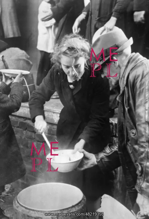 : Food distribution to bomb victims, 1944 : Food distribution to bomb victims, 1944