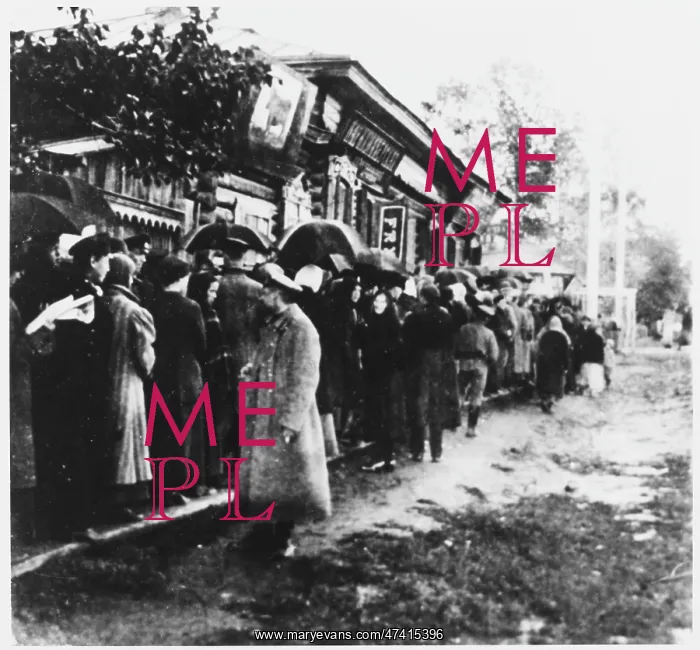 : FOOD QUEUES IN TOMSK : FOOD QUEUES IN TOMSK