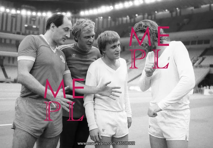 : Football match between Soviet actors and musicians : Football match between Soviet actors and musicians