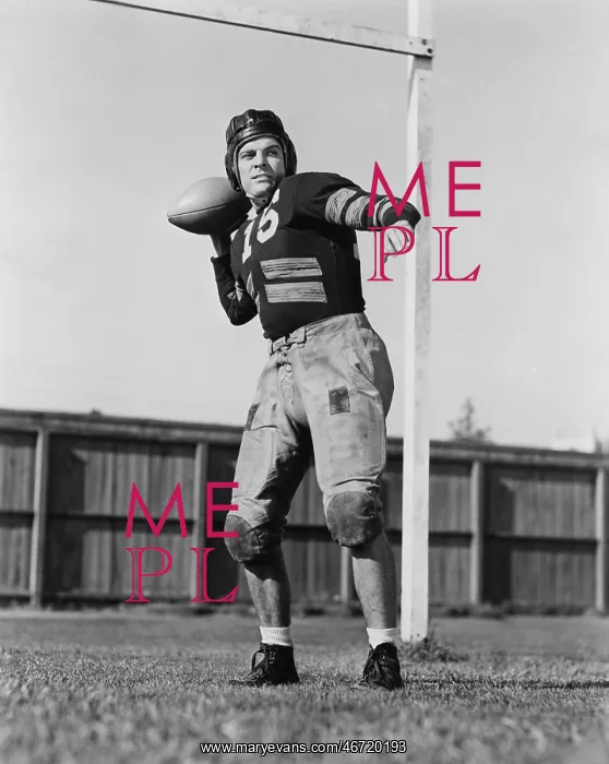 : Football player throwing ball : Football player throwing ball