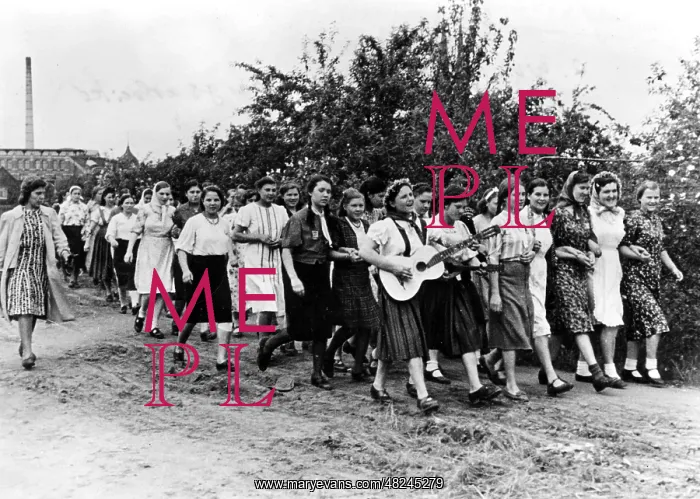 : Forced laborers during their free time, 1943 : Forced laborers during their free time, 1943