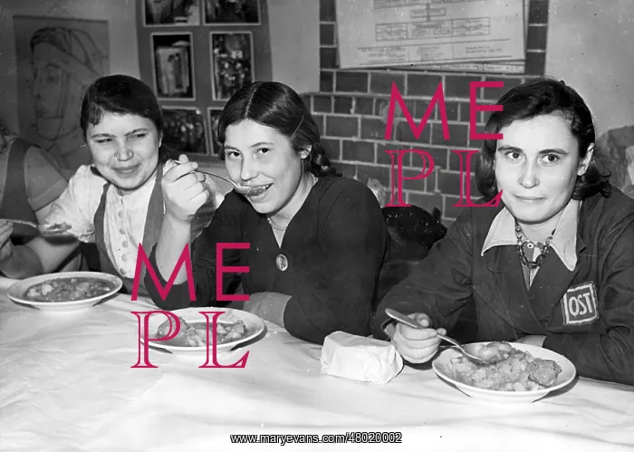 : Forced Laborers during lunch in the Berlin Publishing house : Forced Laborers during lunch in the Berlin Publishing house
