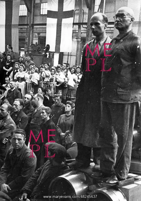 : Forced laborers during a speech of Robert Ley, 1943 : Forced laborers during a speech of Robert Ley, 1943