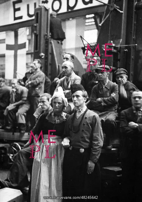 : Forced laborers during a speech of Robert Ley, 1943 : Forced laborers during a speech of Robert Ley, 1943