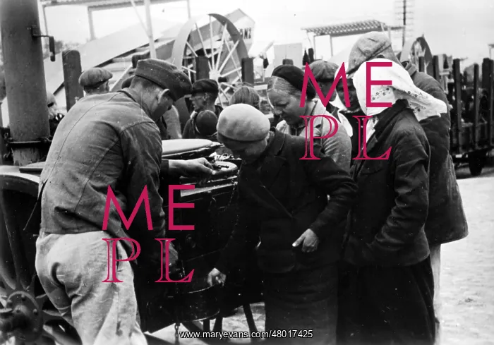 : Forced workers have tea at a field kitchen, 1942 : Forced workers have tea at a field kitchen, 1942