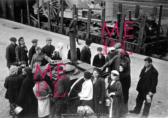 : Forced workers get tea from a field kitchen, 1942 : Forced workers get tea from a field kitchen, 1942