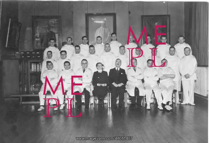 : Formal group of male nurses with probable matron : Formal group of male nurses with probable matron