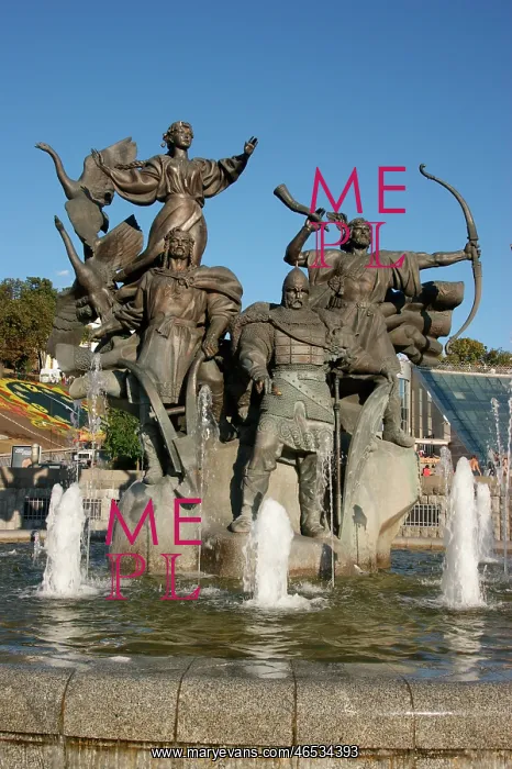 : Fountain and monument, Kiev, Ukraine : Fountain and monument, Kiev, Ukraine
