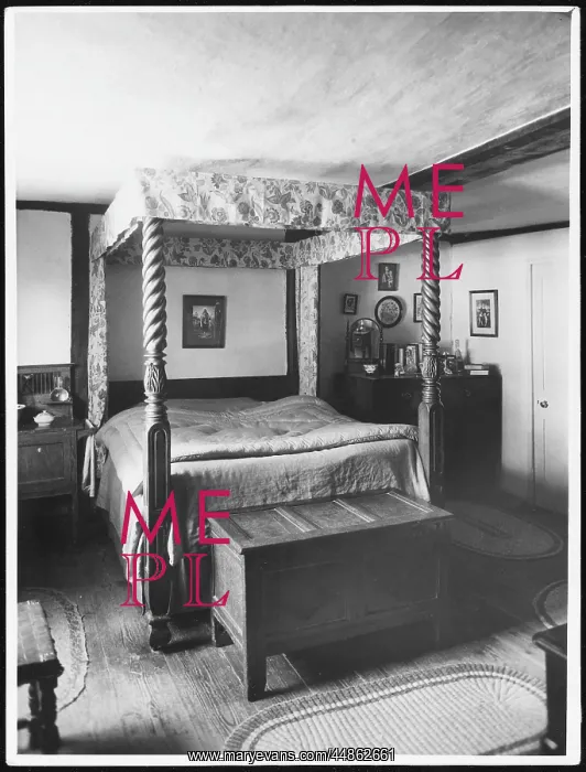: FOUR-POSTER BED : FOUR-POSTER BED