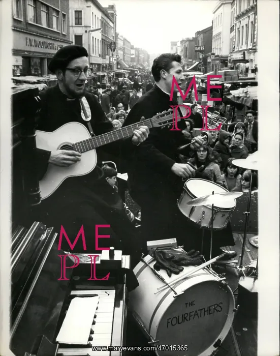 : The Fourfathers entertain Christmas shoppers, East London : The Fourfathers entertain Christmas shoppers, East London