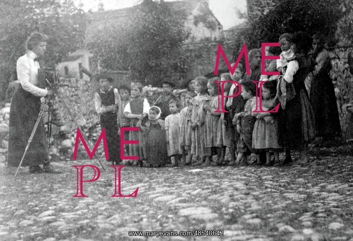 : Frances Benjamin Johnston Photographing Children, 1900 : Frances Benjamin Johnston Photographing Children, 1900