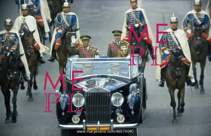 : Francisco Franco going for a drive through the Paseo : Francisco Franco going for a drive through the Paseo