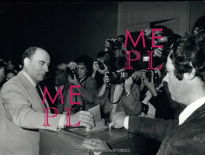 : Francois Mitterrand voting in presidential election : Francois Mitterrand voting in presidential election